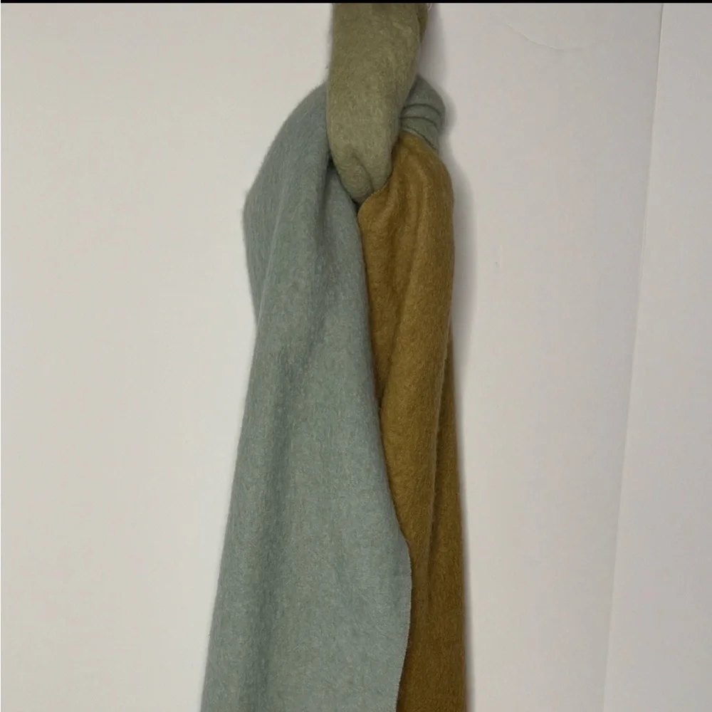 ~Vince~ Two-Tone Alpa Blend Oversized Luxurious Scarf! Gorgeous Lt Aqua and Tan - Picture 3 of 5